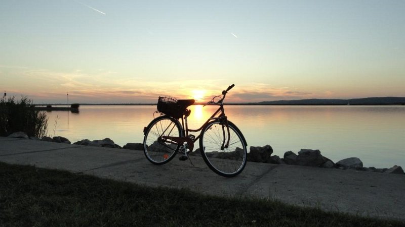 DSC00863 00.JPG - A leghasznosabb közlekedési eszköz különleges megvilágításban.